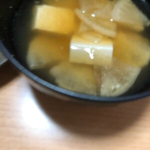 大根と豆腐と油揚げの味噌汁